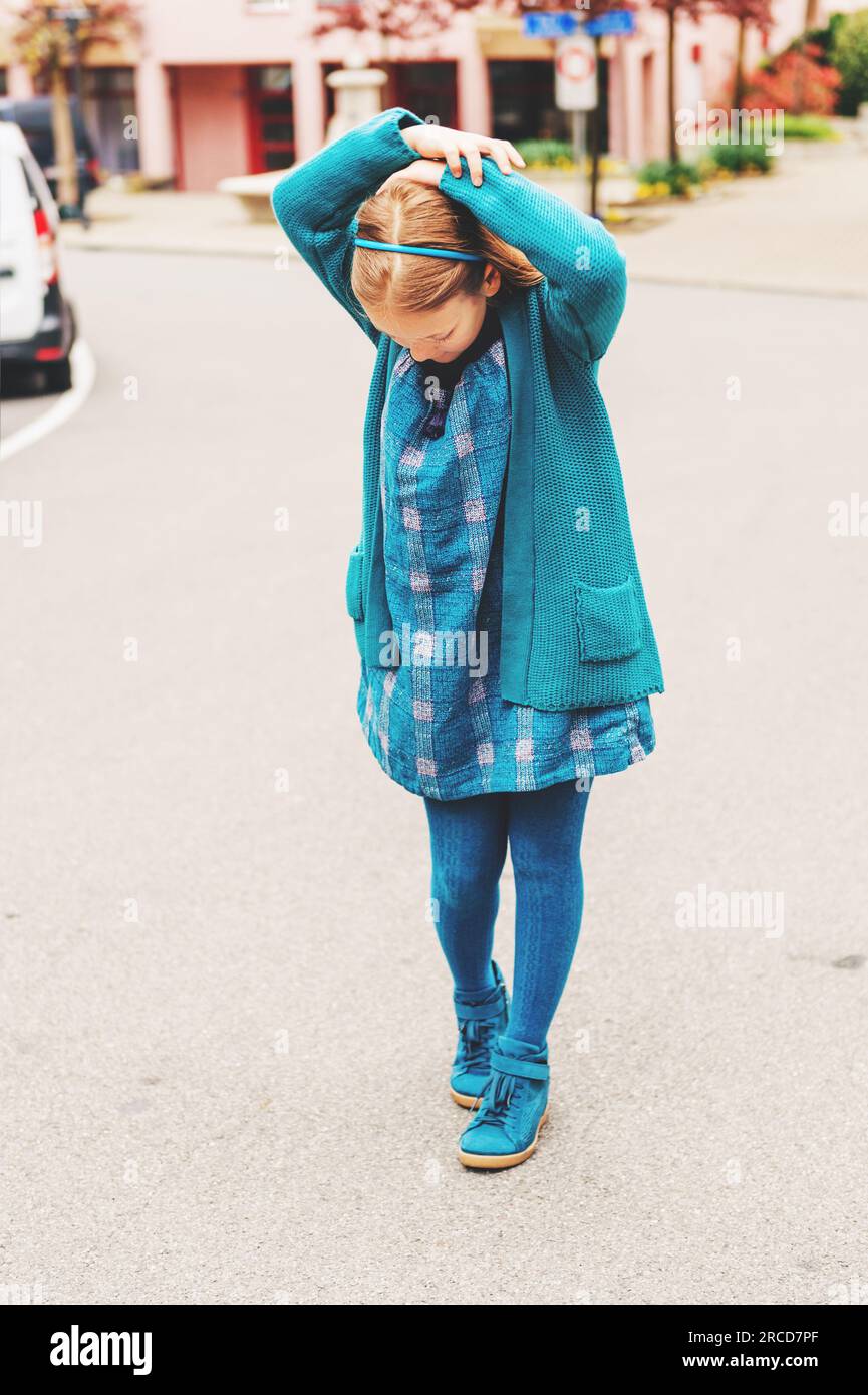 Portrait de mode en plein air d adorable petite fille de 8 9 ans portant des vetements bleus et des chaussures Photo Stock Alamy