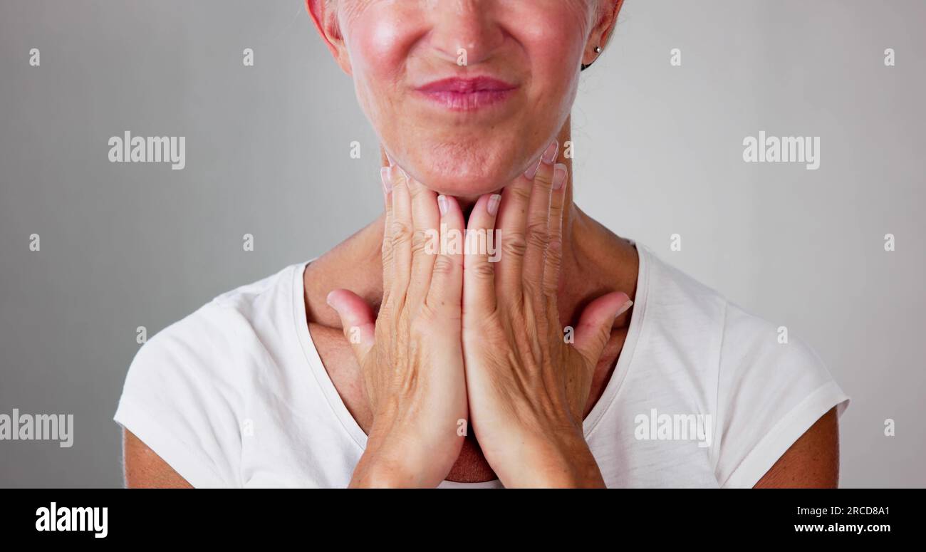 Ergonomie au bureau. Douleur au cou et mauvaise posture à l'ordinateur Banque D'Images
