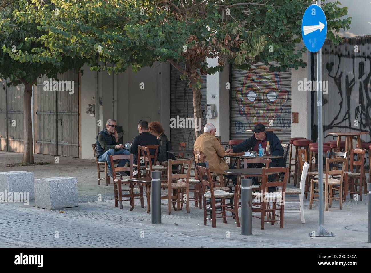 Nicosie, Chypre - 07 novembre 2020 : les gens se reposent dans un coffeeshop à la rue Ermou dans le centre historique de Nicosie Banque D'Images