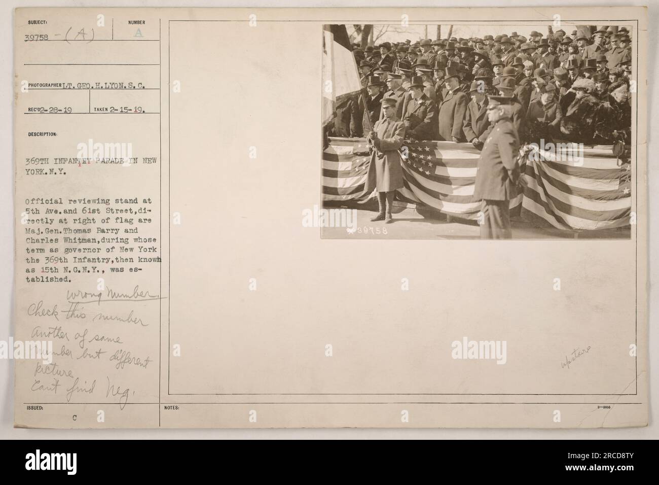 369th Infantry Parade à New York le 15 février 1919. La photo montre le stand de revue officiel, situé à 5th Ave. Et 61st Street. Le major général Thomas Parry et Charles Whitman peuvent être vus à droite du drapeau. Le 369th Infantry, précédemment connu sous le nom de 15th N.G.M.Y., est créé pendant le mandat de Whitman en tant que gouverneur de New York. La photo est un duplicata, mais le négatif est introuvable. Banque D'Images