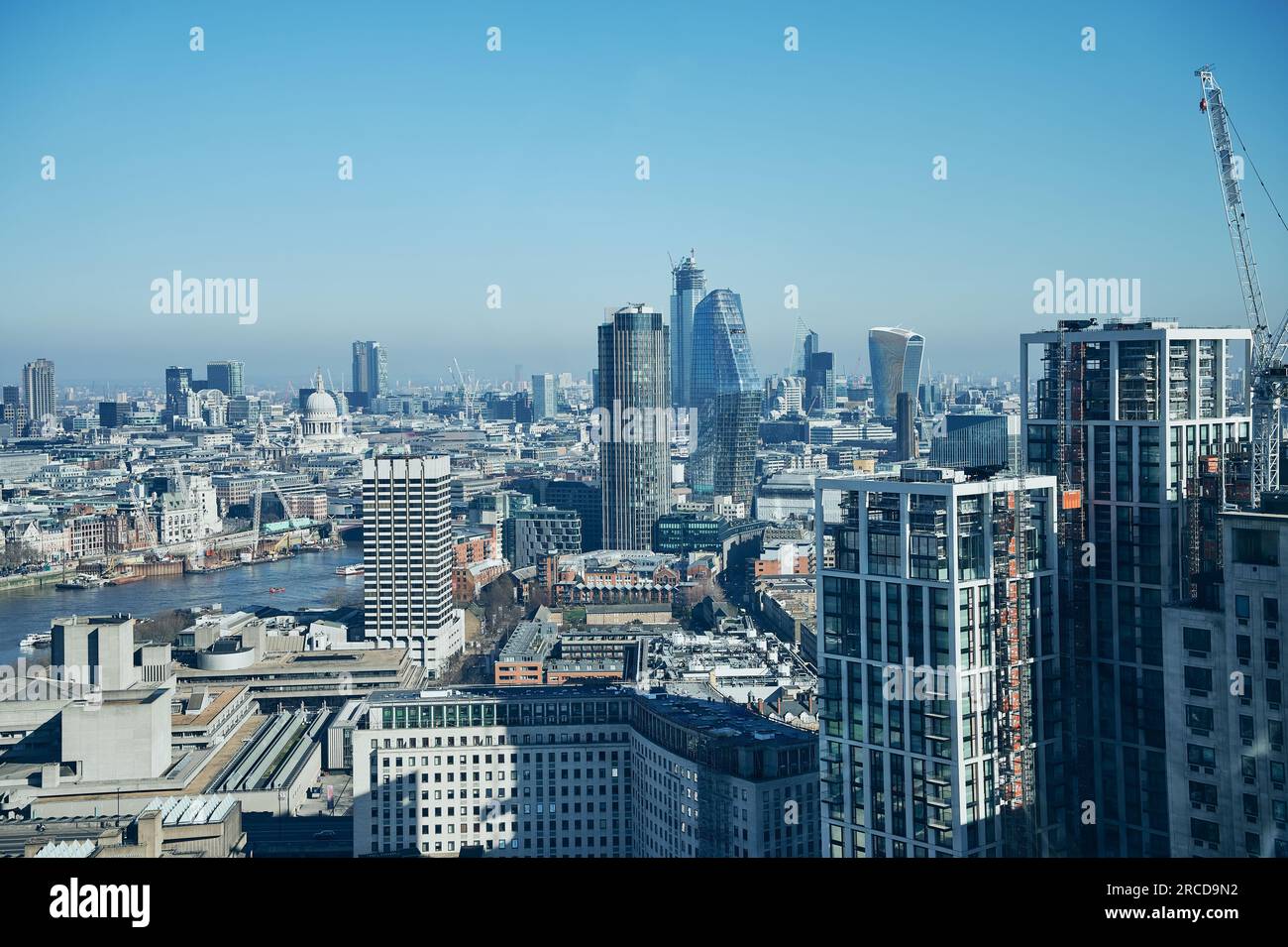 Paysage urbain avec gratte-ciel en verre moderne et rivière Banque D'Images