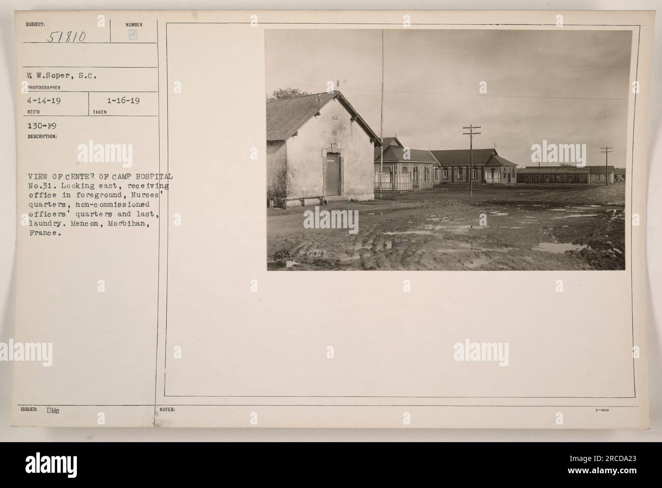 Une vue du centre de l'hôpital Camp n°31 à Menecon, Morbihan, France. La photographie montre le bureau de réception au premier plan, suivi par les quartiers des infirmières, les quartiers des sous-officiers et le bâtiment de la buanderie. La photo a été prise le 14 avril 1919 par le photographe WW. Soper. Banque D'Images