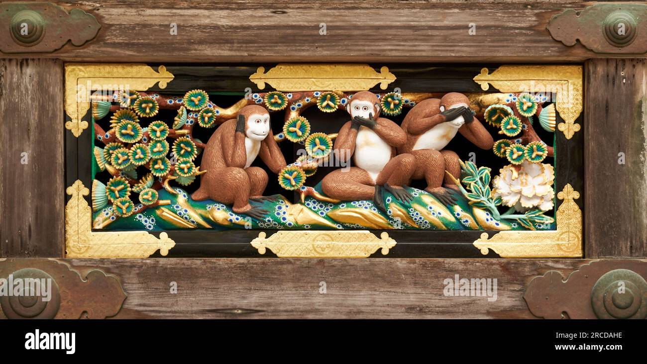 Trois singes sages au sanctuaire Nikko Tosgogu, Japon. Banque D'Images