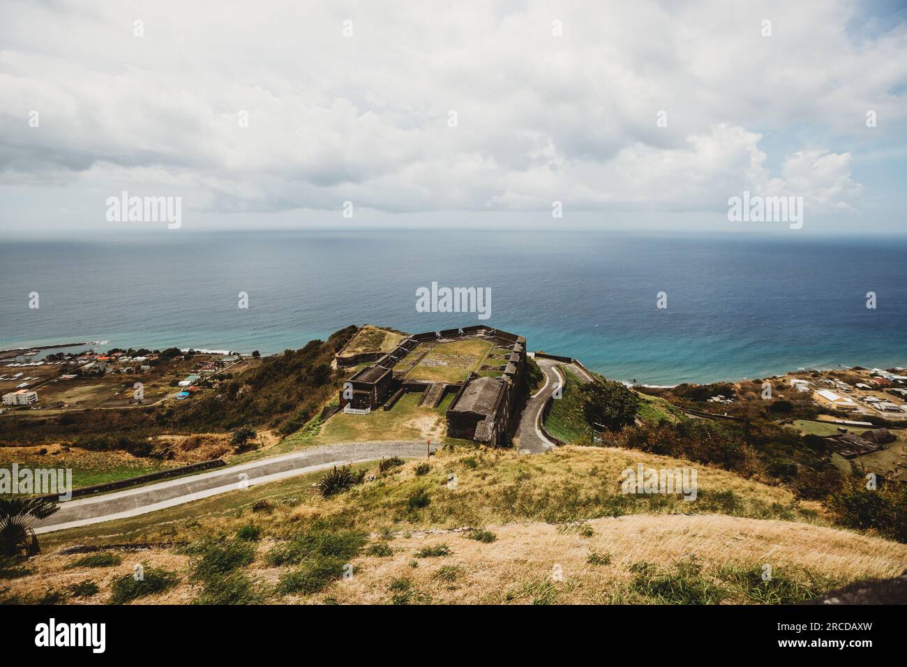 Vue sur le paysage luxuriant de la route sinueuse et l'océan Atlantique sur St Kitts Banque D'Images