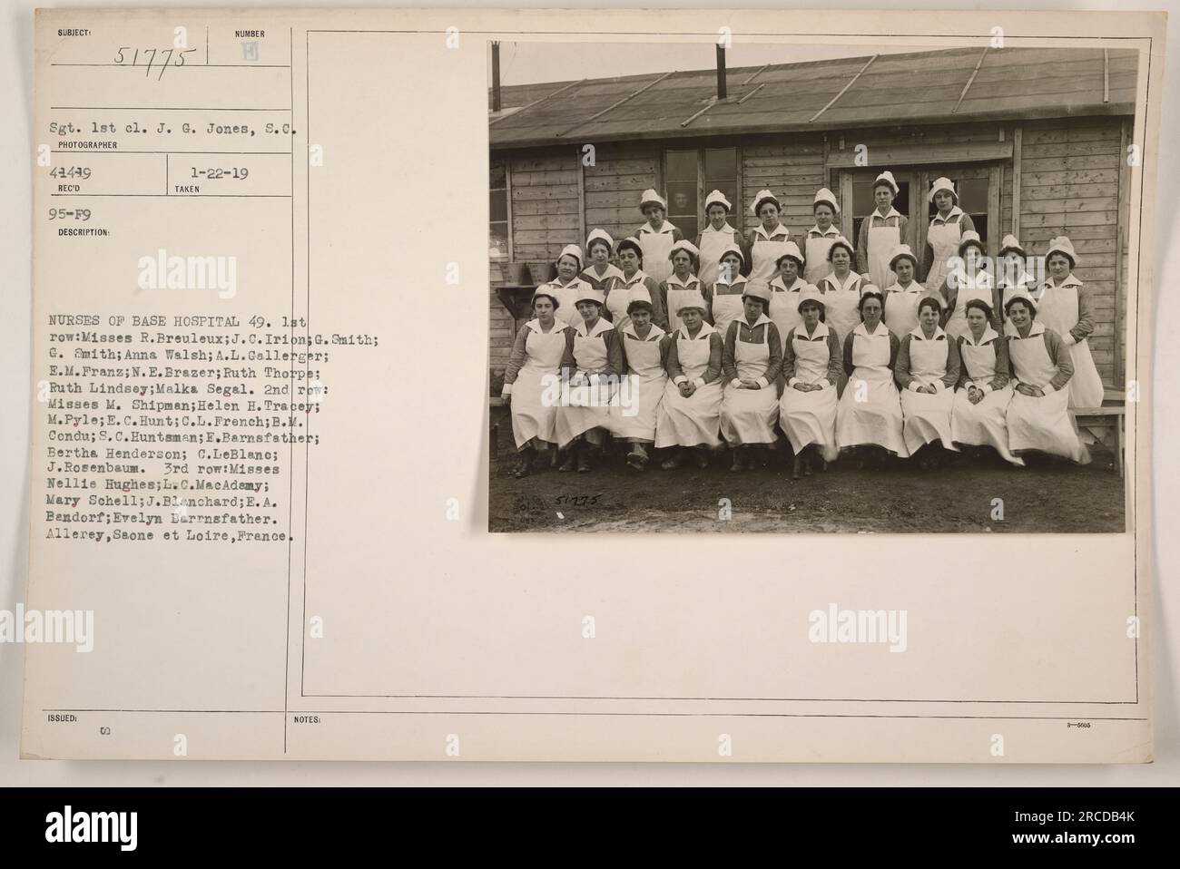 Infirmières de l'hôpital de base n°49 à Allerey, Saône et Loire, France. La photographie comprend les personnes suivantes : Mlle R.Breuleux, J.C. Irion, G. Smith, Anna Walsh, A.L.Gallerger, E.M.Franz, N.E.Brazer, Ruth Thorpe, Ruth Lindsey, Malka Segal, M. Shipman, Helen H. Tracey, M.Pyle, E. C. Hunt, C.L.French, B.M. Condu, S.C.Huntamen, F.Barnsfather, Bertha Henderson, C.LeBlanc, J. Rosenbaum, Minnes Nellie Hughes, lu C.MacAdemy, Mary Schell, J. Blanchard, E.A. Bendorf, et Evelyn Barrnefather. Banque D'Images