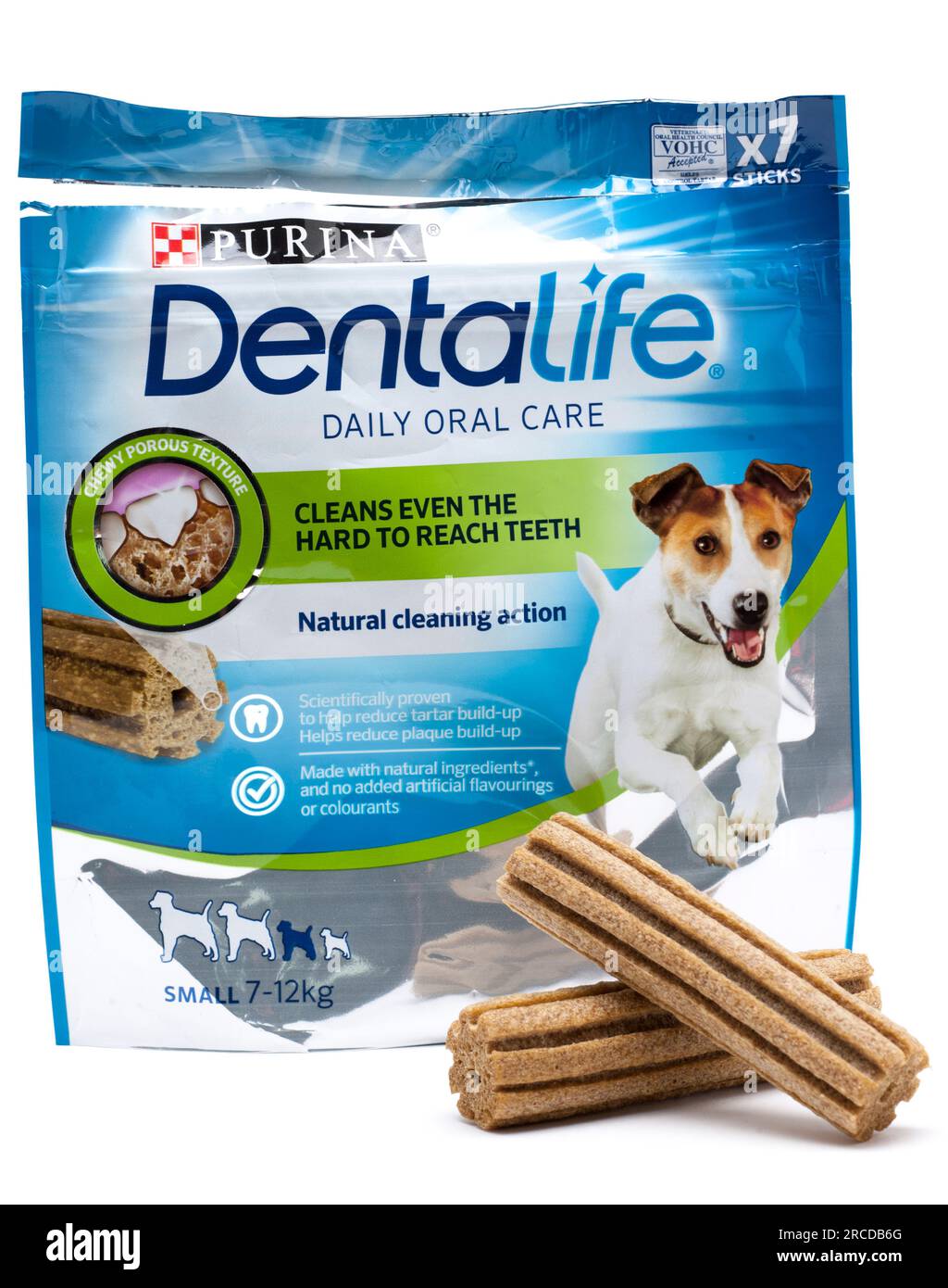 Paquet ouvert de sept chèques quotidiens Purina Dentalife pour soins dentaires oraux pour petits chiens de 7 à 12 kg Banque D'Images