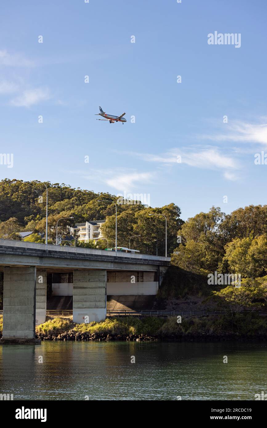 Palm Beach QLD Australie - 19 juin 2023 : avion Jetstar survolant le pont de l'estuaire de Currumbin Creek par une journée ensoleillée Banque D'Images