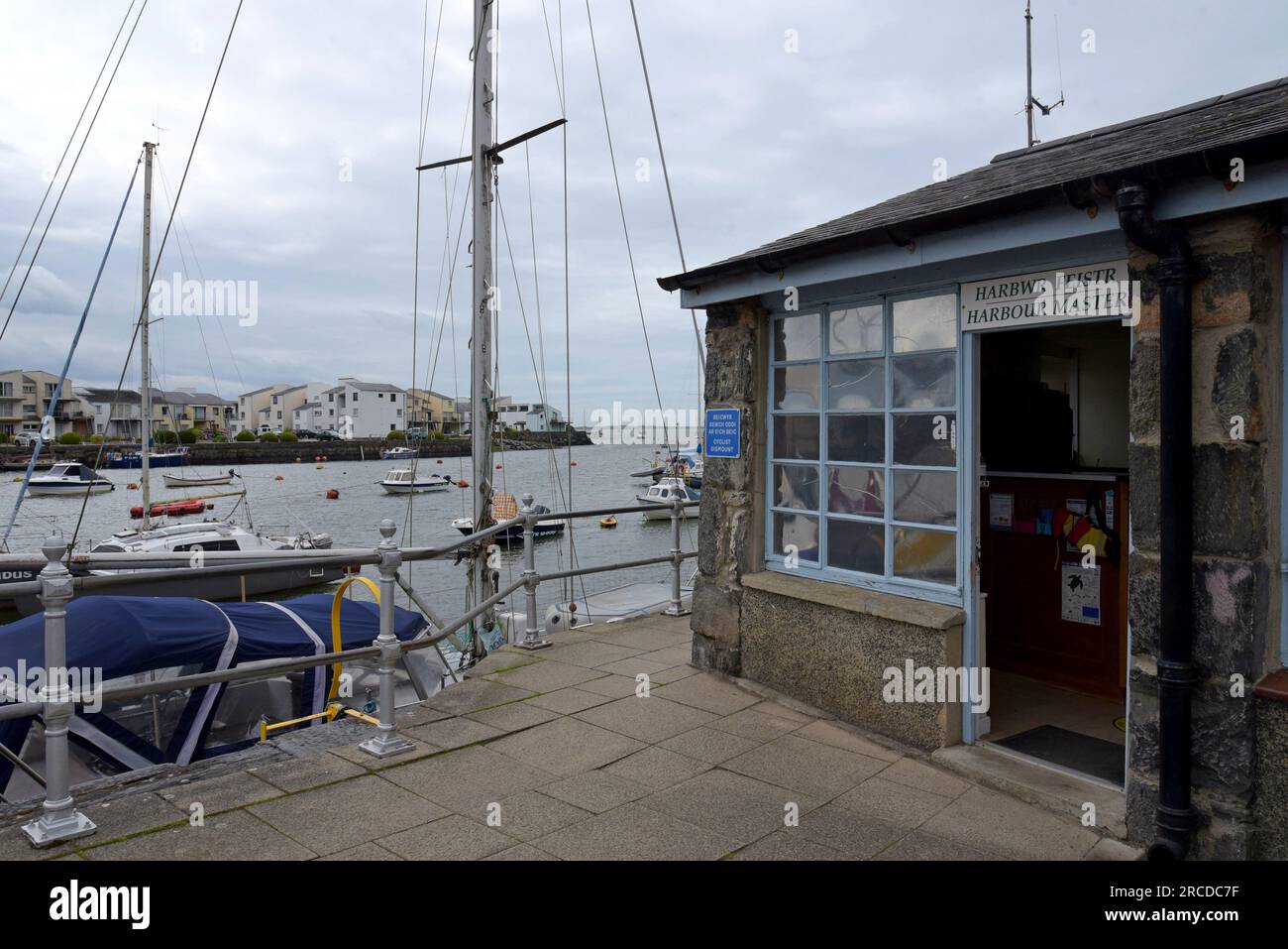 Le bureau du maître de port dans le petit port de Porthmadog, au nord du pays de Galles Banque D'Images