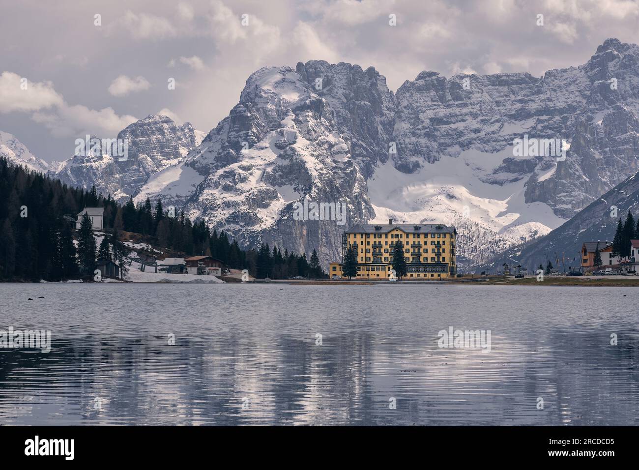 Hôtel jaune au lac Misurina Banque D'Images
