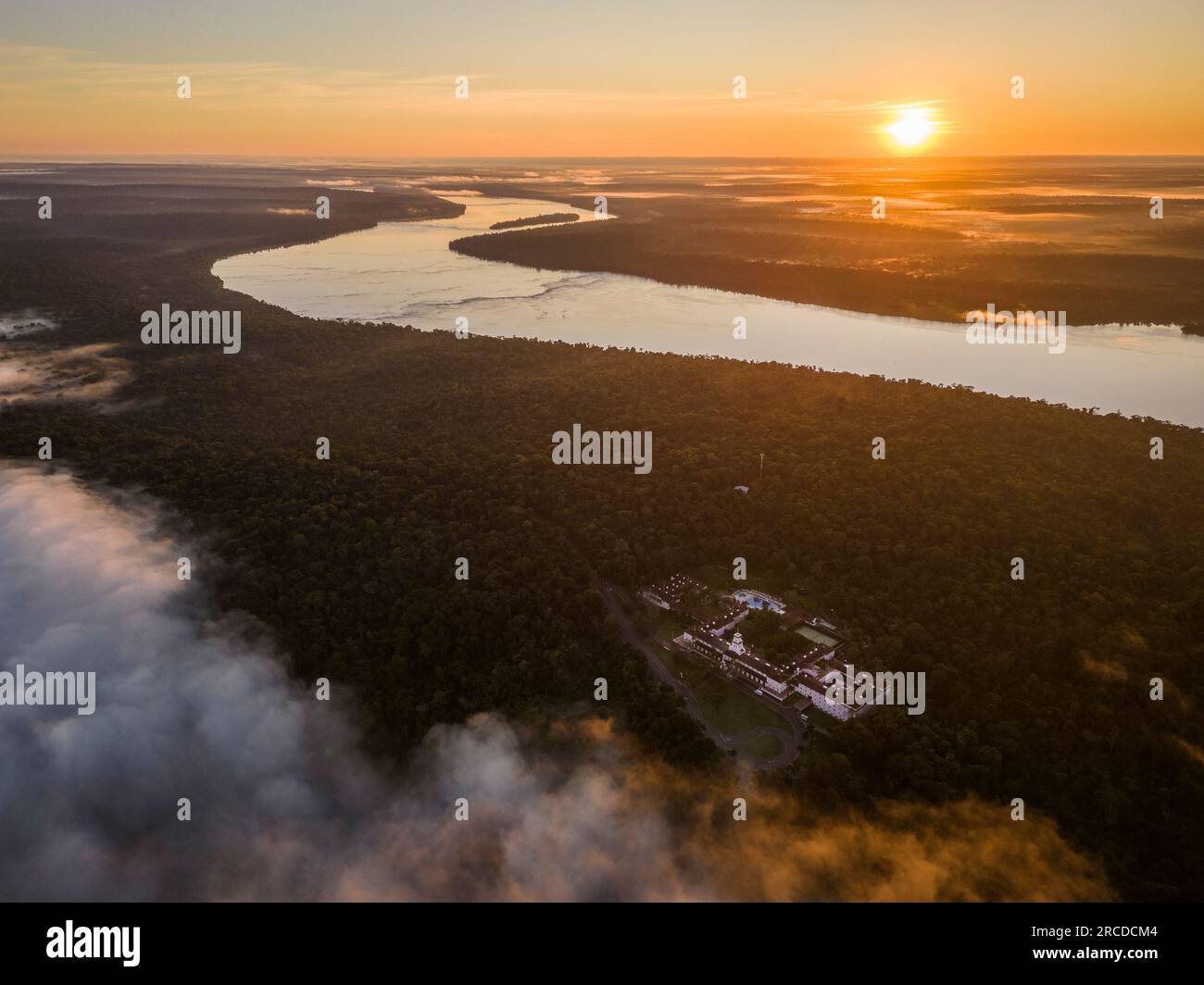 Belle vue aérienne sur la grande rivière Iguassu et la forêt tropicale verte Banque D'Images