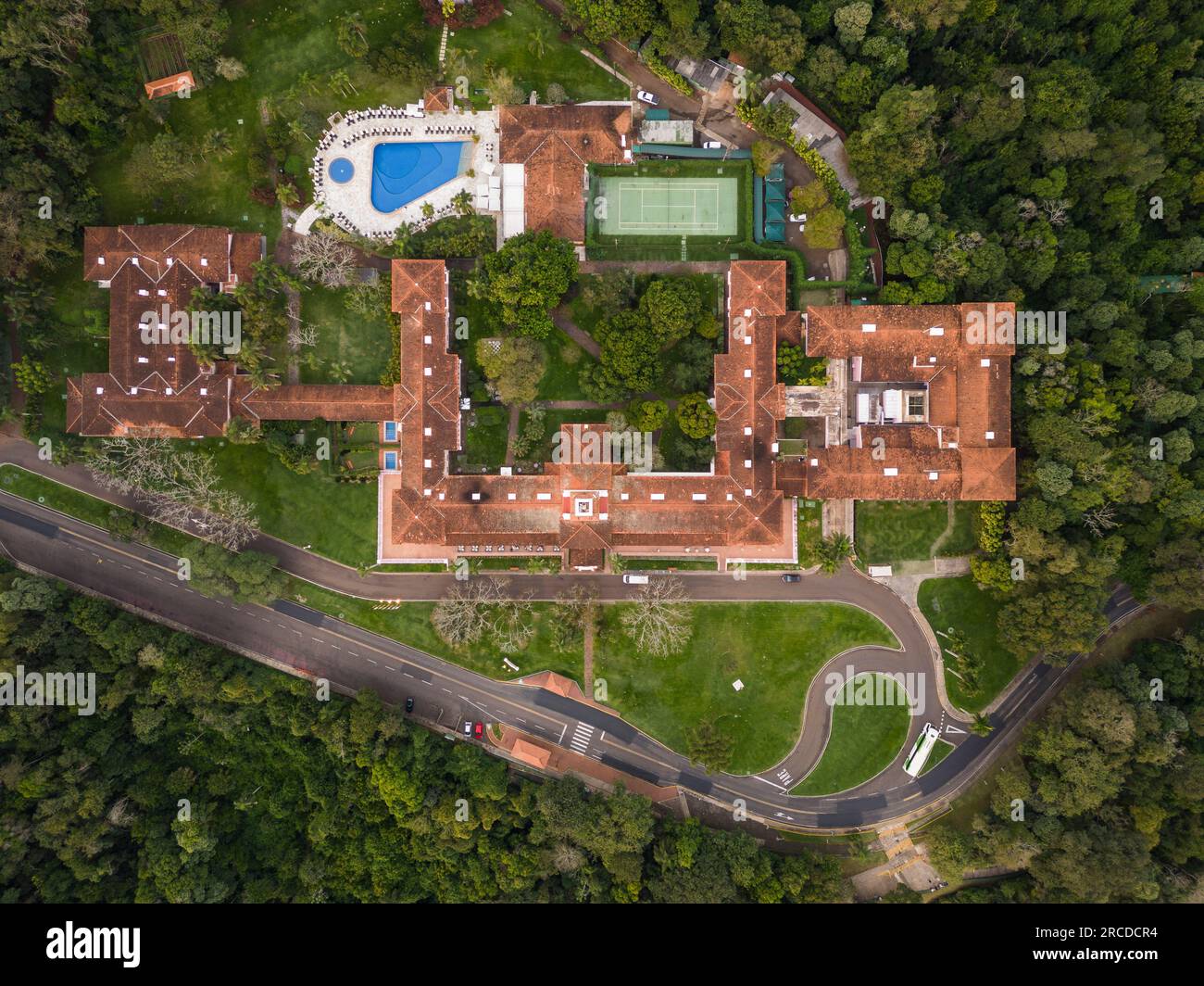 Belle vue aérienne à l'hôtel Cataratas bâtiment et jungle verte Banque D'Images