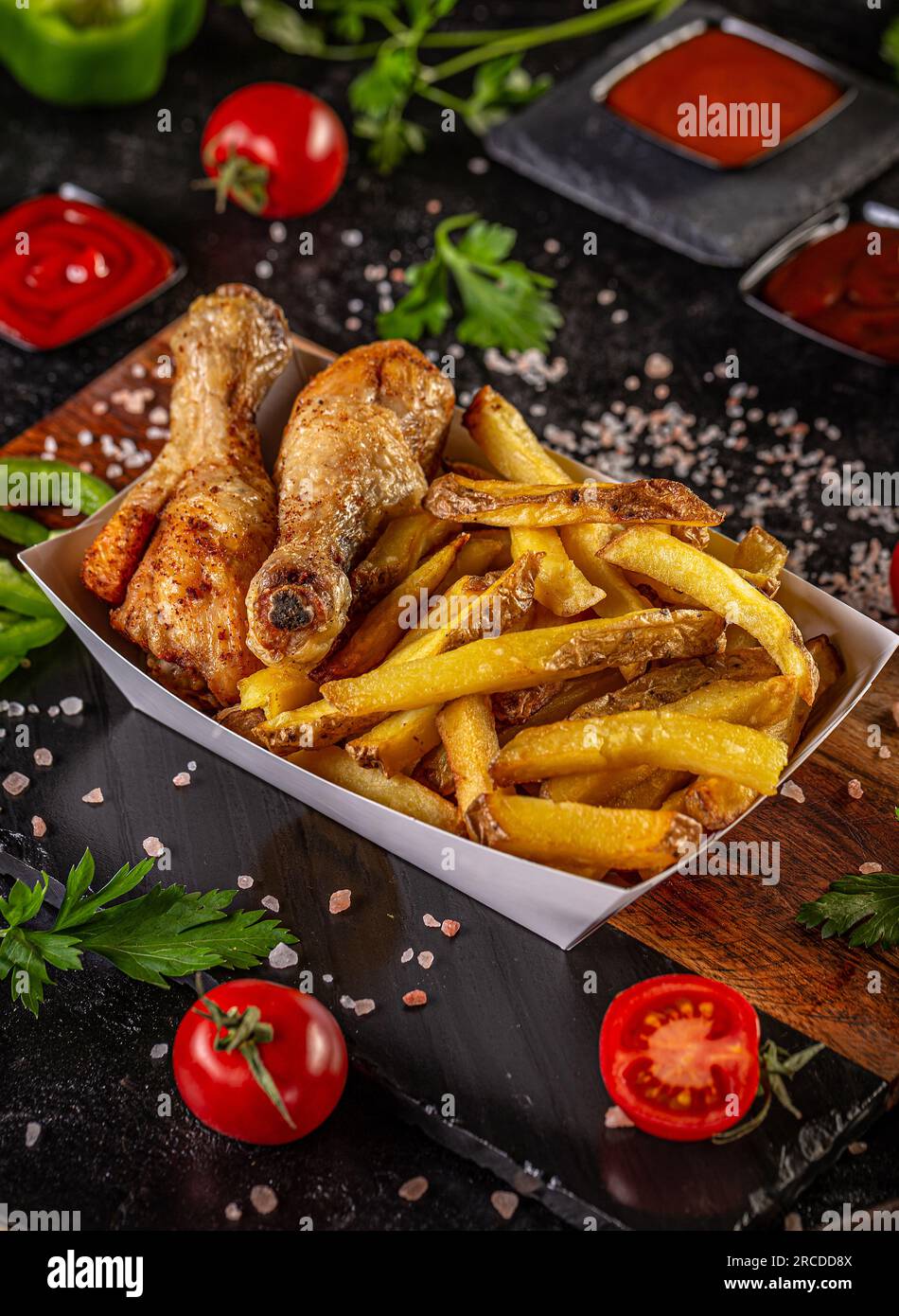 Cuisses de poulet croustillantes avec frites, natures mortes Banque D'Images