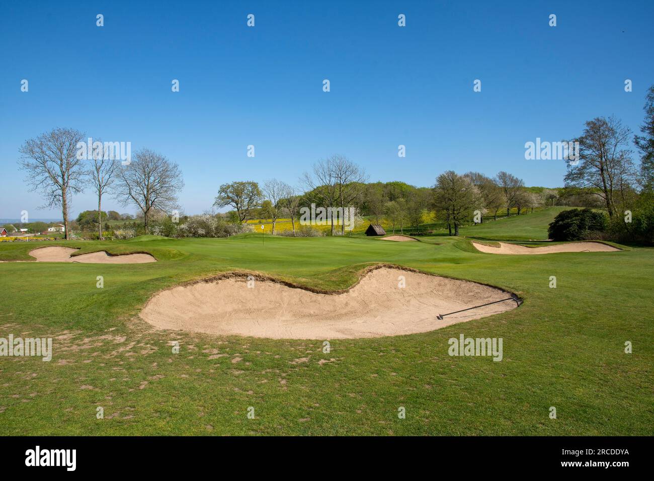 Terrain de golf avec petite cabane dans le sud de la Suède Banque D'Images