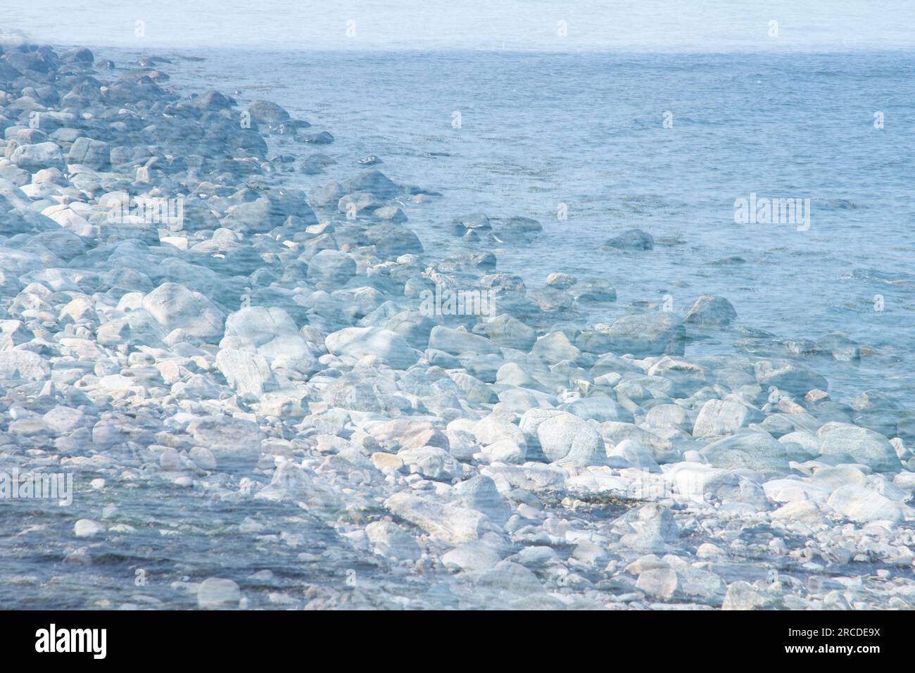 Image rêveuse créative des rochers au bord de la mer Banque D'Images