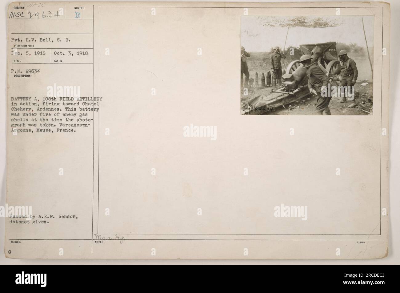 Batterie A, 108th Field Artillery en action, tirant vers Chatel Chehery, Ardennes. La photo représente Pvt. H.V. Bell du signal corps capturant l'instant le 5 décembre 1918. À l'époque, la batterie était sous le feu d'obus à gaz ennemis. La photographie a été prise à Varennes-en-Argonne, Meuse, France, et a été approuvée par le censeur de l'A.E.F. ». Banque D'Images