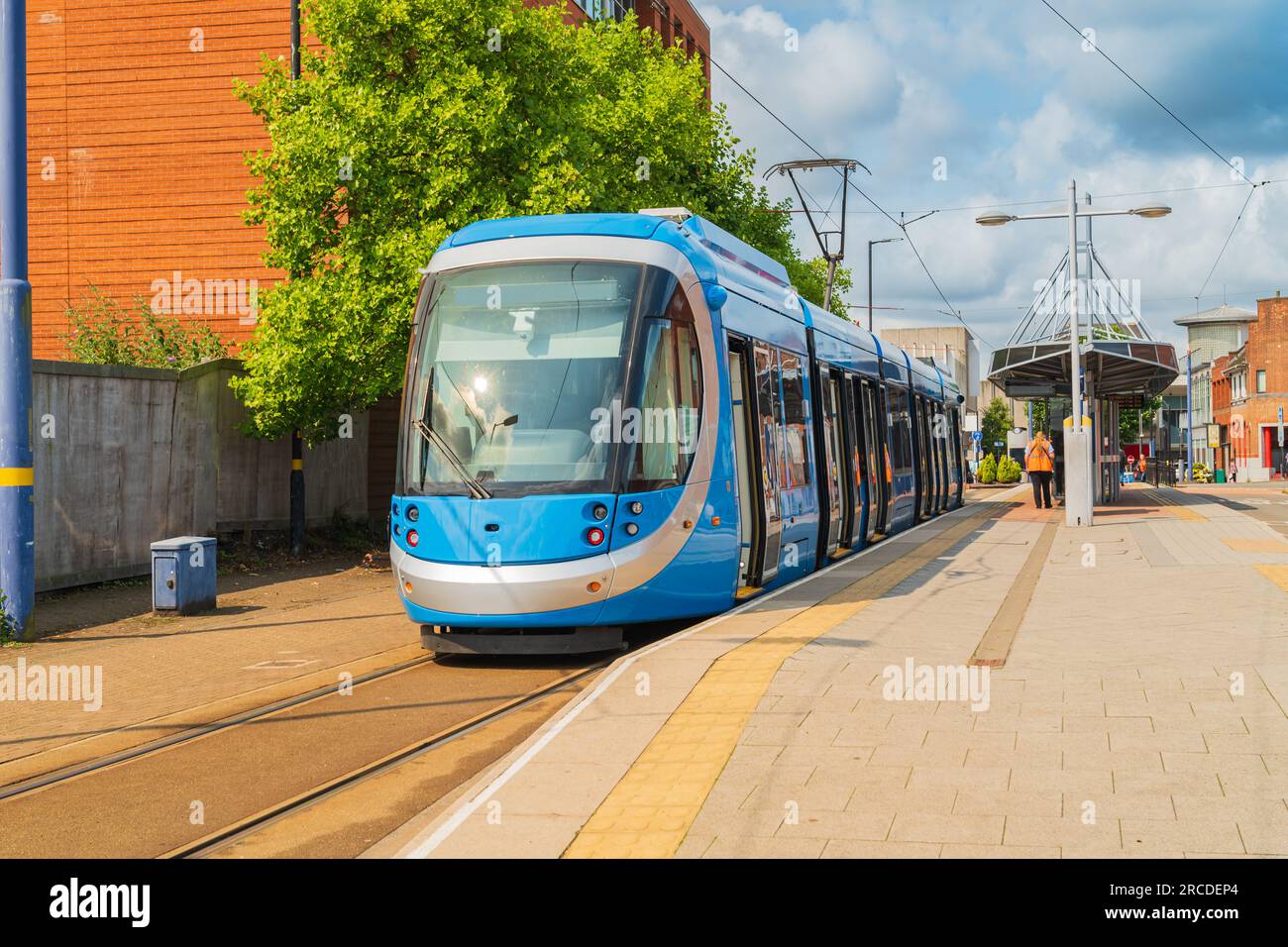 Wolverhampton, Royaume-Uni - juillet 13 2023 : le métro des West Midlands s'apprête à quitter l'arrêt de tramway St Georges à Wolverhampton, Royaume-Uni Banque D'Images