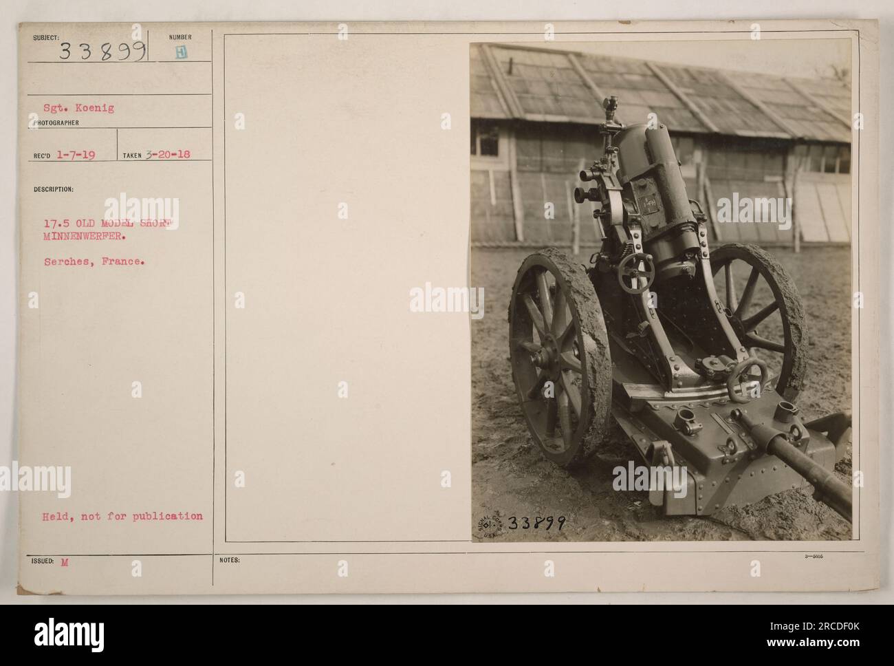 Le sergent Koenig exploite un ancien modèle court Minnenwerper lors d'un exercice d'entraînement à Serches, en France, le 20 mars 1918. La photographie a été reçue le 7 janvier 1919. L'image n'est pas destinée à la publication. (Notes : 33899) Banque D'Images