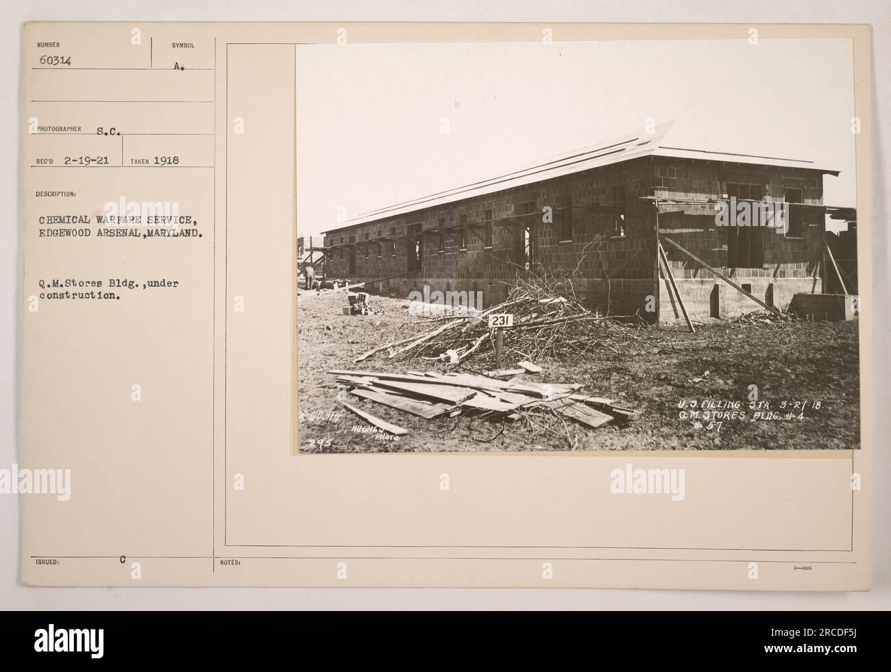 Construction du bâtiment de l'usine chimique à Edgewood Arsenal, Maryland en 1918. Cette photographie est numérotée 60314 et a été prise par le photographe S.C., avec la description 'RECO 2-19-21 PRISE 1918 SYMBOLE A.' la construction faisait partie des activités menées par le Chemical Warfare Service pendant la première Guerre mondiale. L'image a été émise par le Q.M. Magasin Building, en construction, note 231 U.S. REMPLISSAGE ITA 3-27-18, GMOTORES PLIG, #4. Banque D'Images