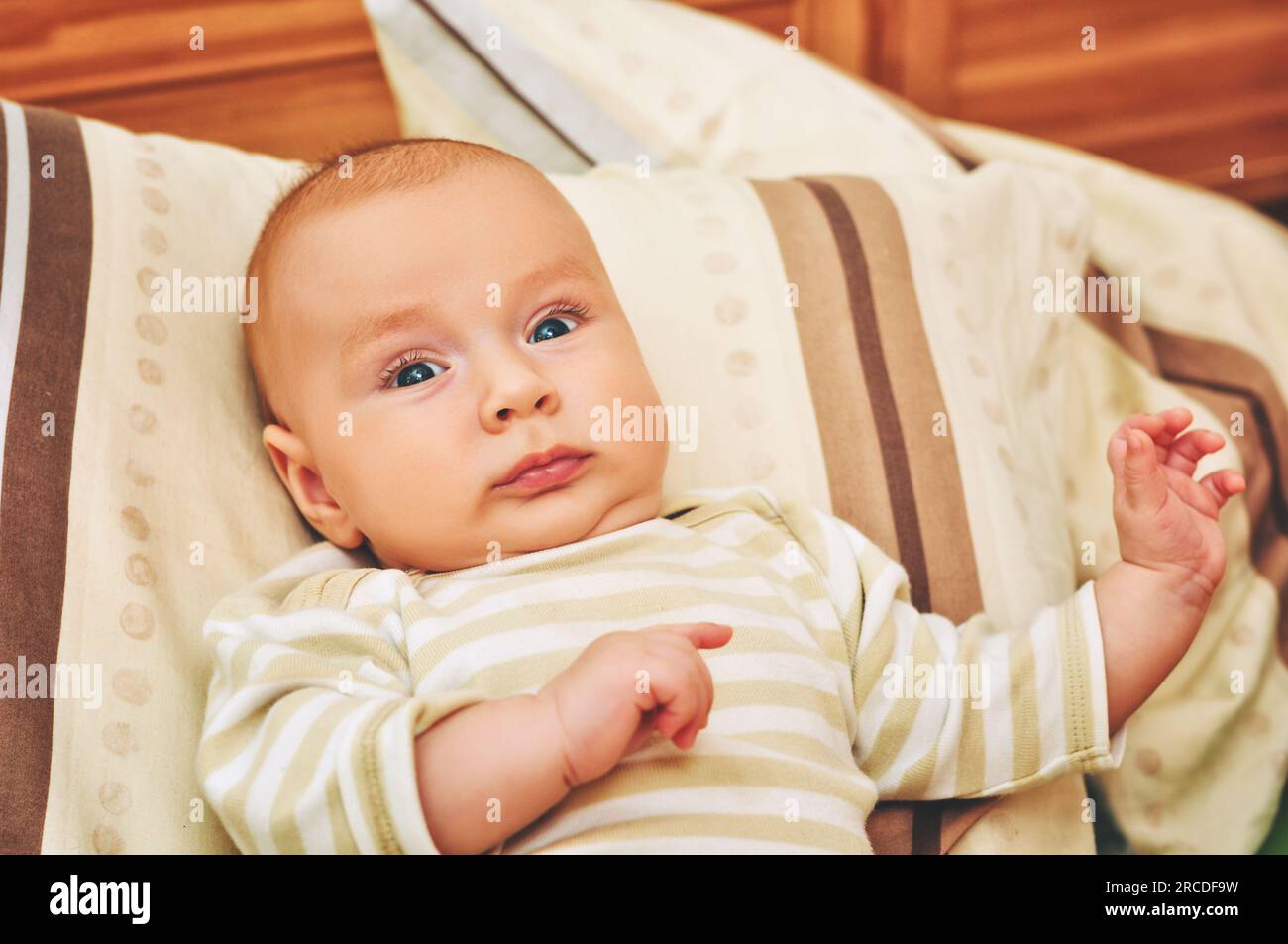 Gros plan portrait d'adorable bébé de 4-5 mois allongé sur un oreiller Banque D'Images