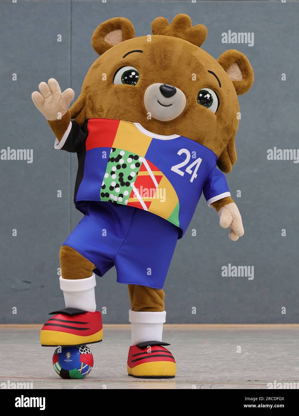 Un ours comme mascotte de l'UEFA Euro 2024 organisé en Allemagne, à