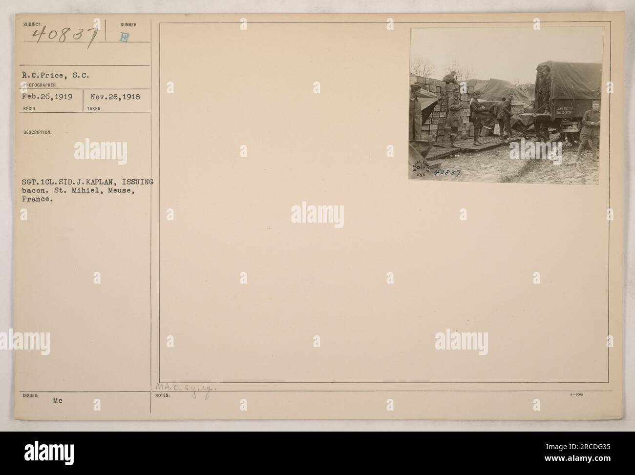 Une photographie prise par R.C. Prix le 26 février 1919. Il montre le Sgt. 1st Class Sid J. Kaplan délivrant du bacon, St. Mihiel, Meuse, France. La photo a reçu le numéro 40837 et a été marquée comme une description de reconnaissance. Il y a une note avec le numéro 043837. Banque D'Images