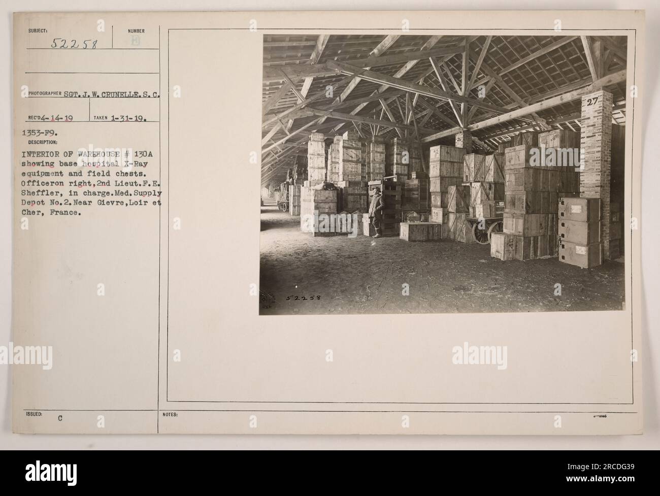 Intérieur de l'entrepôt n° 130a présentant l'équipement radiographique de l'hôpital de base et les coffres de terrain. Second Lieutenant F.E. Sheffler, l'officier à droite, est chargé de superviser les opérations. Cette image a été prise par SOT. J.W. Crunelle, photographe pour les États-Unis Corps de signal. Date : 14 avril 1919. Localisation : près de Gievre, Loire et cher, France.' Banque D'Images