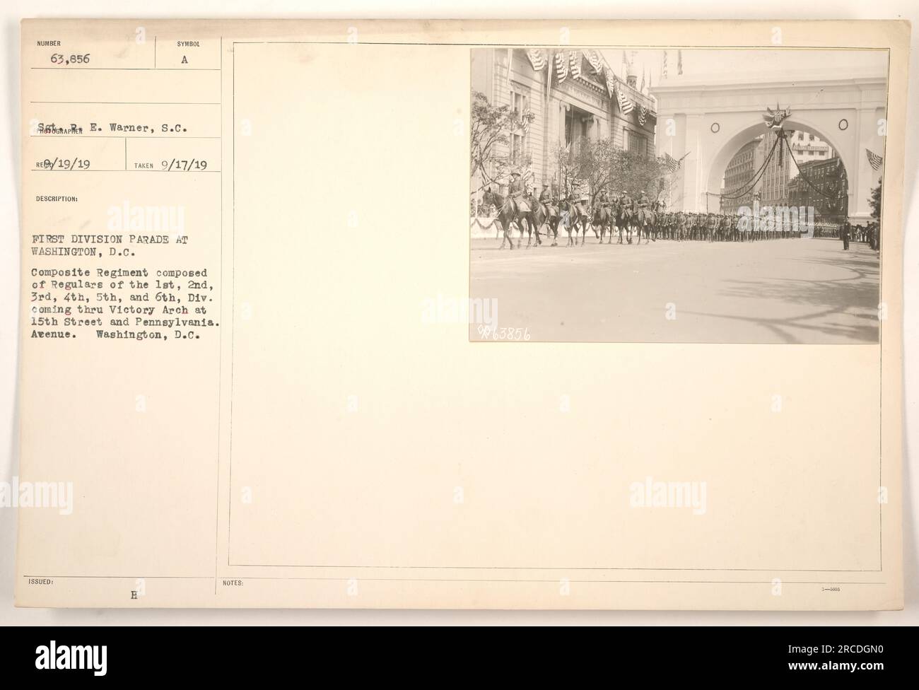 Un régiment composite de réguliers du 1e, 2e, 3e, 4e, 5e, Et la 6e division est vue défiler à travers l'arche de victoire à la 15e rue et Pennsylvania Avenue à Washington, DC La photographie est numérotée 63 856 et a été prise par A.E. Warner. Il a été publié le 17 septembre 1919 dans le cadre de la première Division Parade à Washington, DC Un symbole A a été attribué à l'image avec la description 'Takes 9/17/19 First Division Parade at Washington, DC' La photographie a aussi les notes 'THEE 9063856'. Banque D'Images