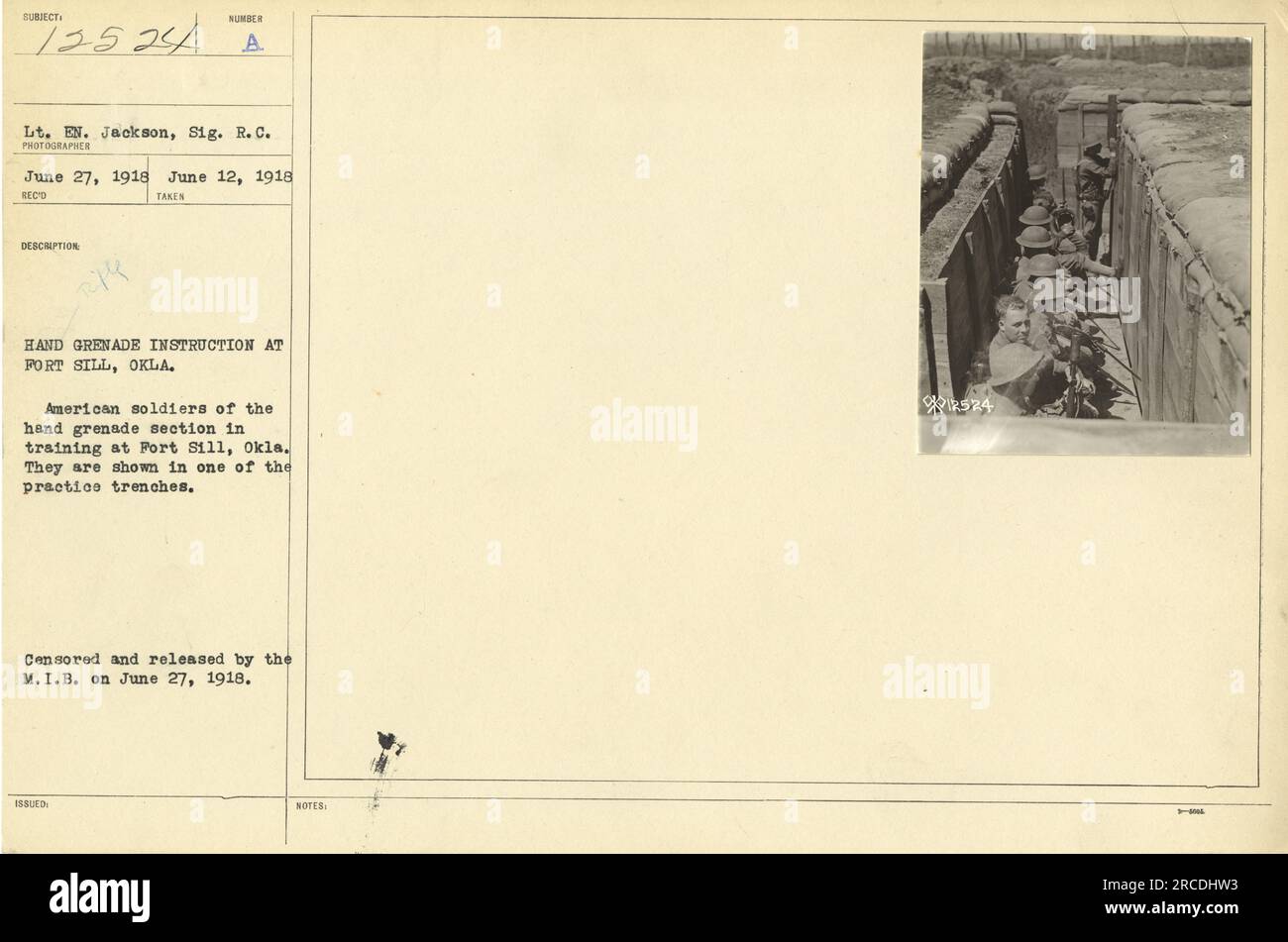 Les soldats américains de la section des grenades à main suivent un entraînement à fort Sill, Oklahoma. Les soldats sont vus dans une tranchée d'entraînement alors qu'ils reçoivent des instructions sur les techniques de grenade à main à fusil. Cette photographie a été prise par le lieutenant en. Jackson, SIG. R. C. et a été censuré et libéré par le M.I.B. le 27 juin 1918. Banque D'Images