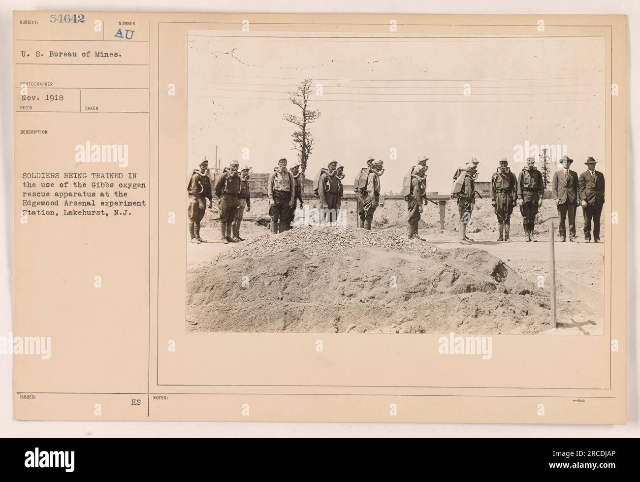 Soldats américains en formation avec l'appareil de sauvetage à oxygène Gibbs à la station expérimentale Edgewood Arsenal à Lakehurst, New Jersey. La formation a eu lieu en novembre 1918. Cette photographie a été prise par un photographe pour les États-Unis Bureau des mines. Banque D'Images
