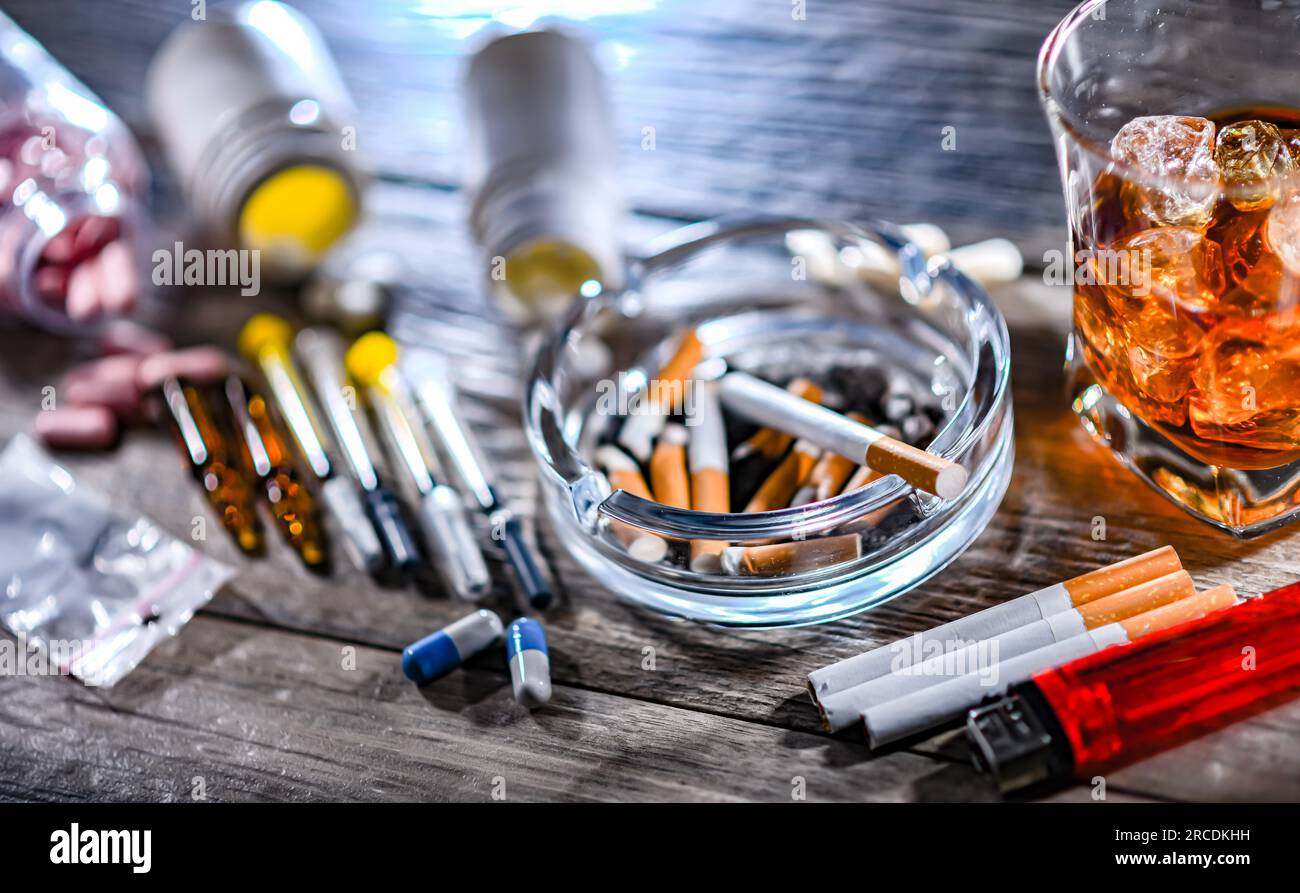 Les substances addictives, y compris l'alcool, les cigarettes et les drogues. Banque D'Images