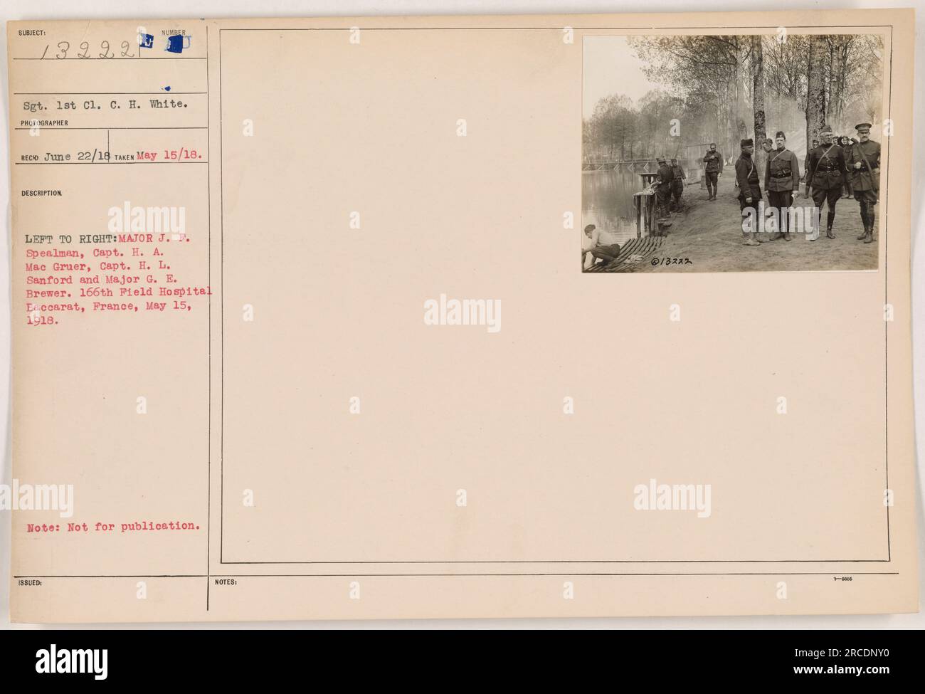 Photo de groupe du personnel militaire du 166e hôpital de campagne de Baccarat. Les individus sur la photo de gauche à droite sont le major J. F. Spealman, le capitaine H. A. Mac Gruer, le capitaine H. L. Sanford et le major G. E. Brewer. La photo a été prise le 15 mai 1918 et n'est pas destinée à la publication. Numéro de photographe RECO juin 22/18. Banque D'Images