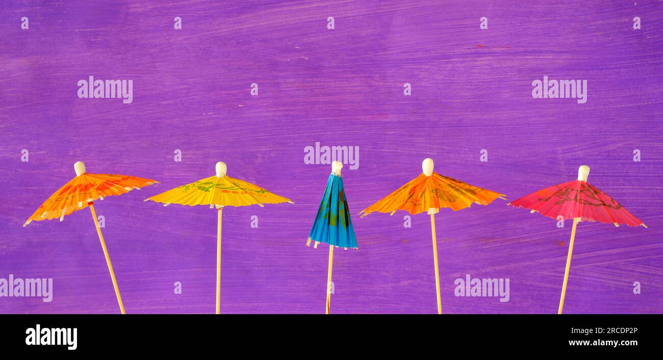 parapluies de cocktail sur fond violet, été, vacances, fête, espace de copie libre Banque D'Images