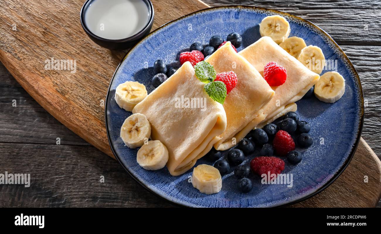 Une assiette de crêpes polonaises faites maison remplies de fromage cottage sucré Banque D'Images