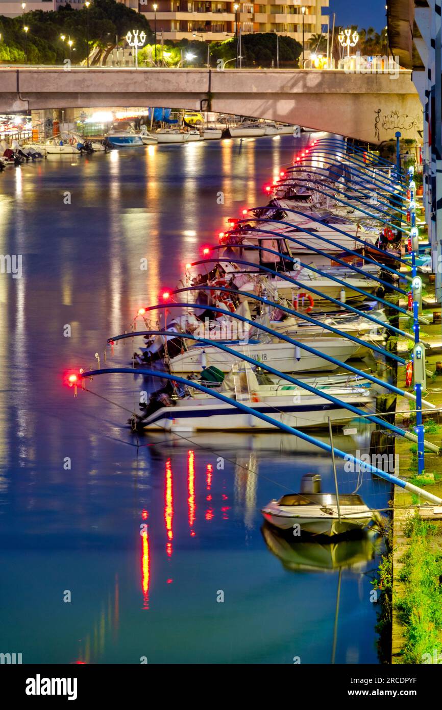 Petits bateaux de pêche amarrés dans la rivière Pescara la nuit, Pescara, Italie Banque D'Images