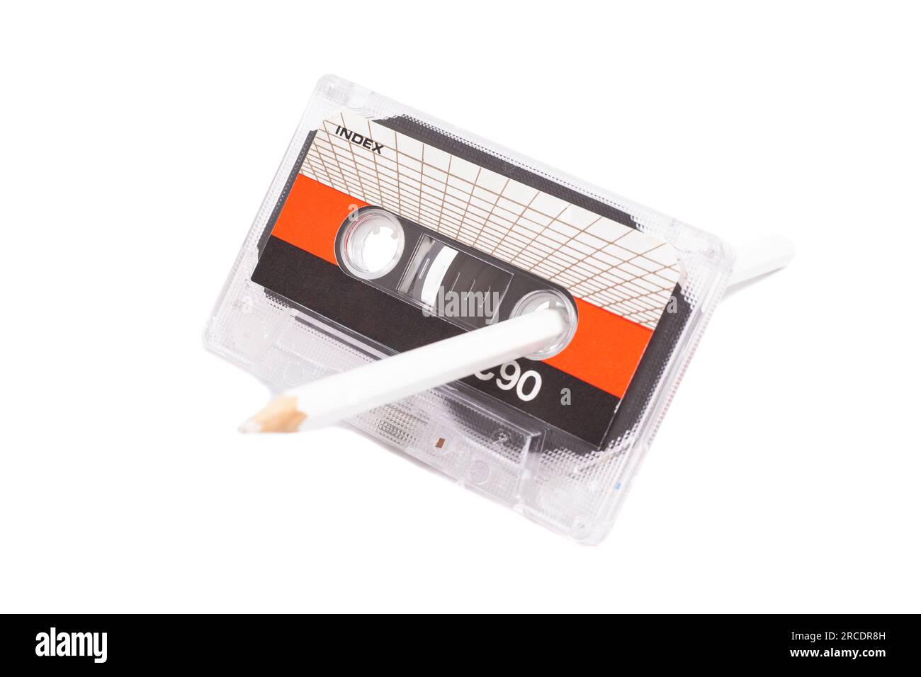 Cassette audio Index C 90 avec crayon isolé sur fond blanc Banque D'Images