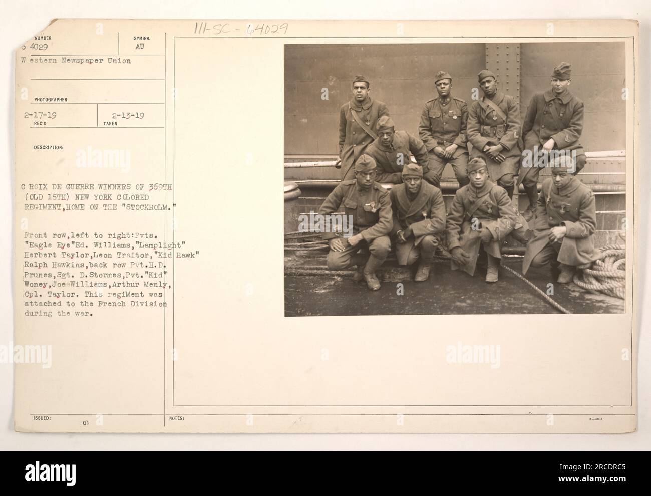 Vainqueurs de la Croix de Guerre du 369th Infantry, également connu sous le nom de Old 15th New York Colored Regiment, rentrant chez eux sur le « Stockholm ». Dans la première rangée, de gauche à droite, sont Pvt. 'Eagle Eye 'Ed. Williams, VP. 'Lampadaire' Herbert Teylor, Leon Traître, et 'Kid Hawk' Ralph Hawkins. Dans la rangée arrière, il y a Pvt. H.D. Pruneaux, Sgt. D. Stormes, VP 'Kid' Woney, Joe Williams, Arthur Menly, Et le caporal Taylor. Ce régiment combat aux côtés de la division française pendant la guerre. Banque D'Images