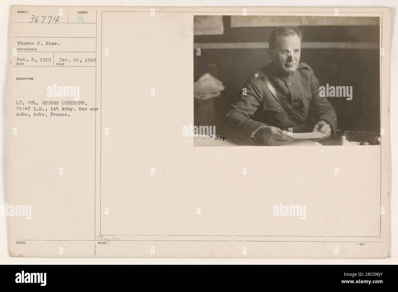 Lieutenant-colonel George Luberoff, chef Q.M. de la 1e armée, debout à Bar sur Aube, Aube, France. La photographie a été prise le 24 décembre 1918 et a été émise avec le numéro 36774. Thomas R. Shaw était le photographe. Banque D'Images