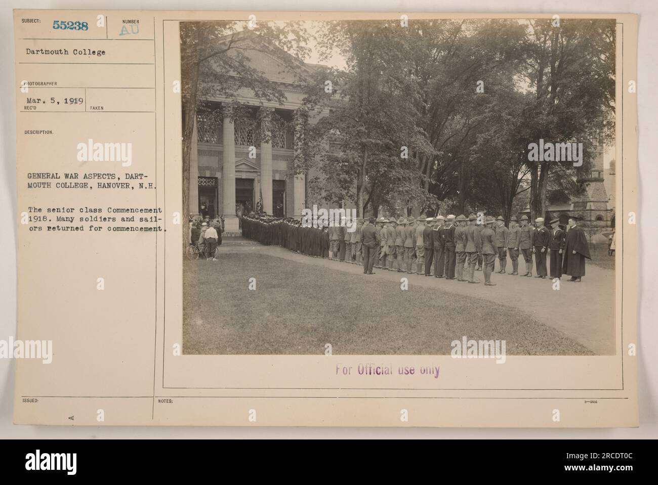 'Soldats et marins revenant pour la classe supérieure d'entrée au Dartmouth College en 1918. Cette image fait partie d'une collection documentant les activités militaires américaines pendant la première Guerre mondiale Prise le 5 mars 1919, elle porte la description et le numéro de classement SURRECT 55238. L'image est marquée 'pour usage officiel seulement'.' Banque D'Images