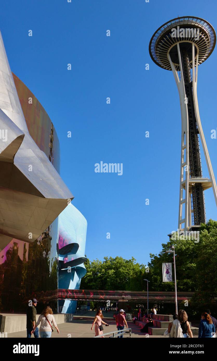 Musée de la culture pop et Space Needle monuments avec le monorail au Seattle Centre Seattle Washington State USA Banque D'Images