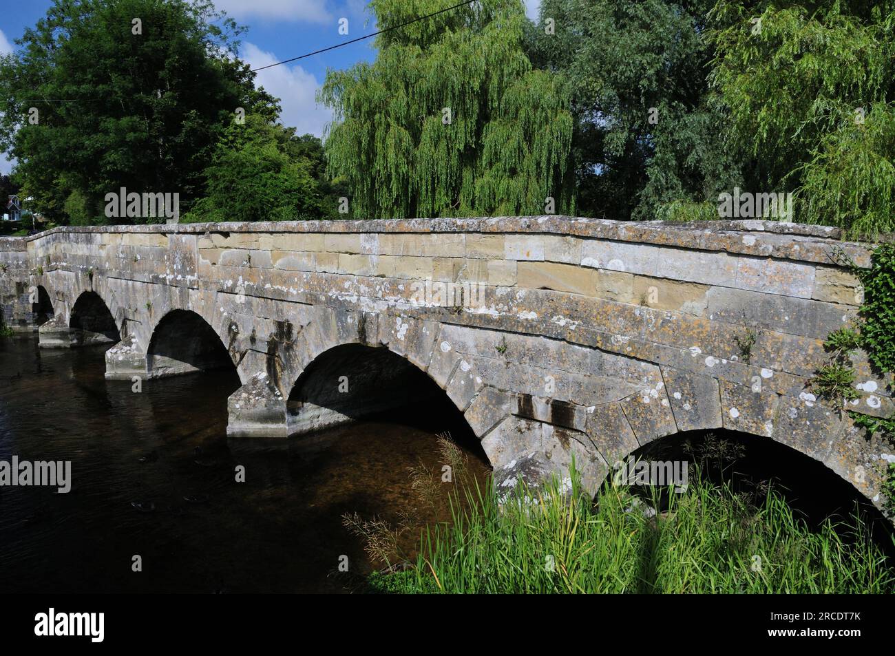 Queensberry Bridge sur la rivière Avon à Amesbury, Wiltshire, Angleterre. Banque D'Images