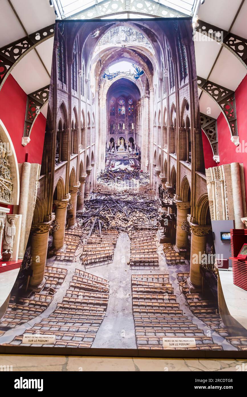 Photographie des dégâts d'incendie dans la cathédrale notre-Dame, la Cité de l'architecture et du patrimoine, un musée de Banque D'Images