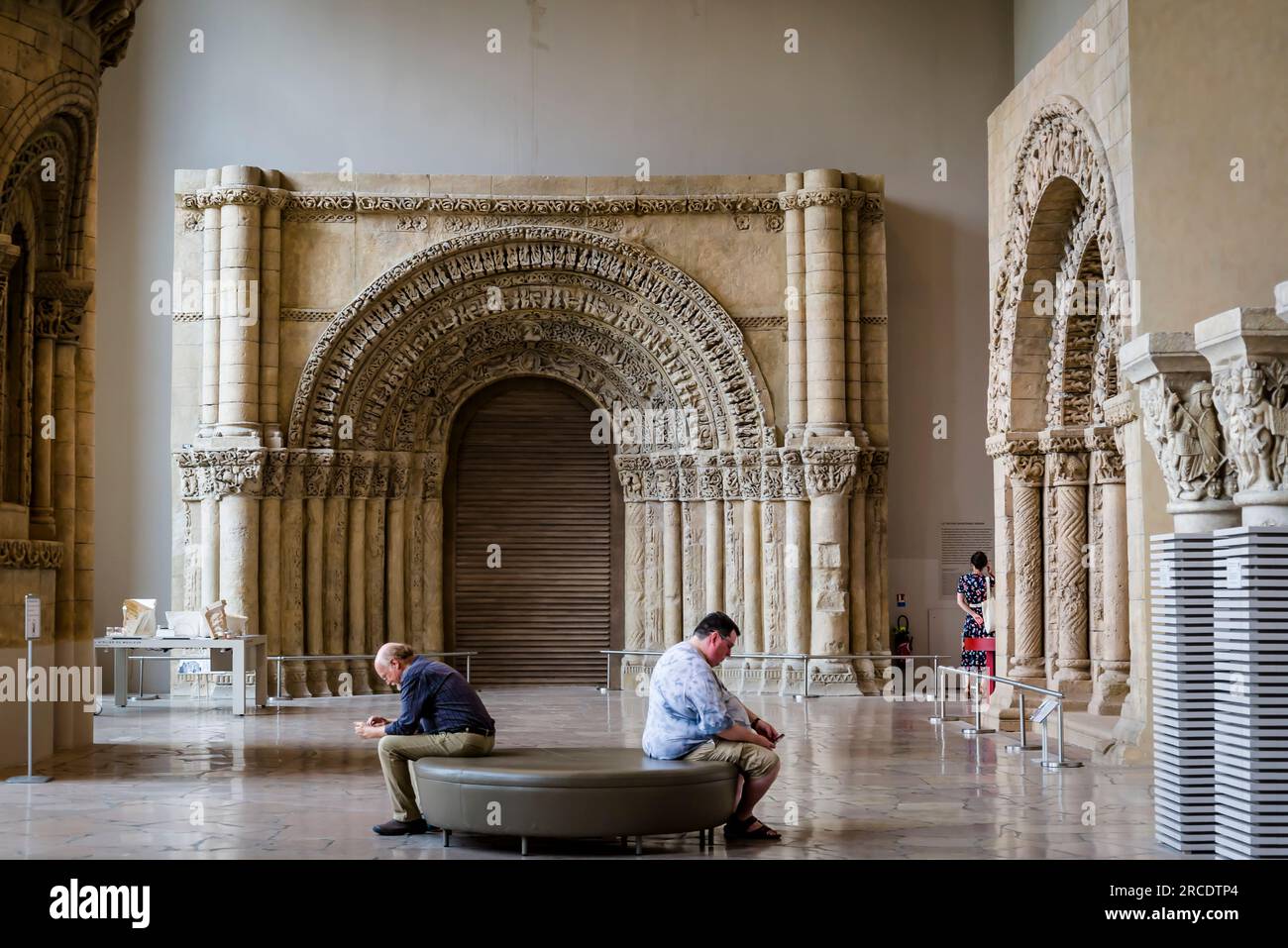 Deux hommes, architecture médiévale et sculpture, la Cité de l'architecture et du patrimoine, un musée d'architecture a Banque D'Images Deux hommes, architecture médiévale et sculpture, la Cité de l'architecture et du patrimoine, un musée d'architecture a Banque D'Images