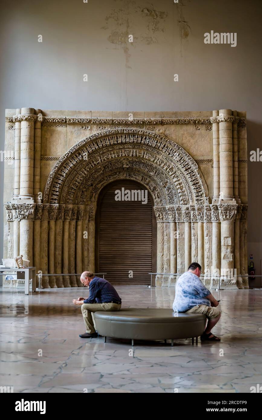 Deux hommes, architecture médiévale et sculpture, la Cité de l'architecture et du patrimoine, un musée d'architecture a Banque D'Images Deux hommes, architecture médiévale et sculpture, la Cité de l'architecture et du patrimoine, un musée d'architecture a Banque D'Images