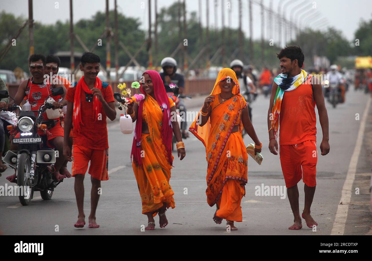 Prayagraj, Inde. 14/07/2023, les dévots indiens marchent après avoir pris de l'eau du fleuve gange pendant la Kanwar Yatra (une procession religieuse) annuelle pendant le mois sacré de Shrawan de Hindou Calendar pour adorer leur Seigneur Diety Shiva Prayagraj, Inde. Crédit : Anil Shakya/Alamy Live News Banque D'Images