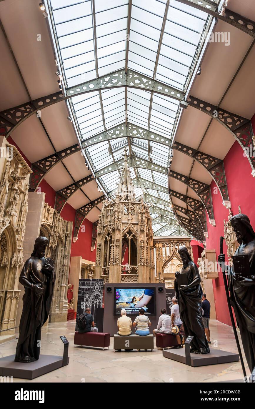 Les gens qui regardent la vidéo éducative, Architecture et sculpture médiévales, la Cité de l'architecture et du patrimoine (Architecture et Patrimoine C Banque D'Images