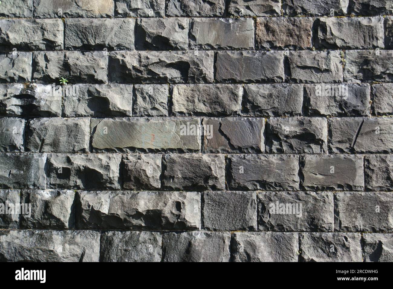 Vieux mur de blocs de pierre brute. Image en noir et blanc. Banque D'Images