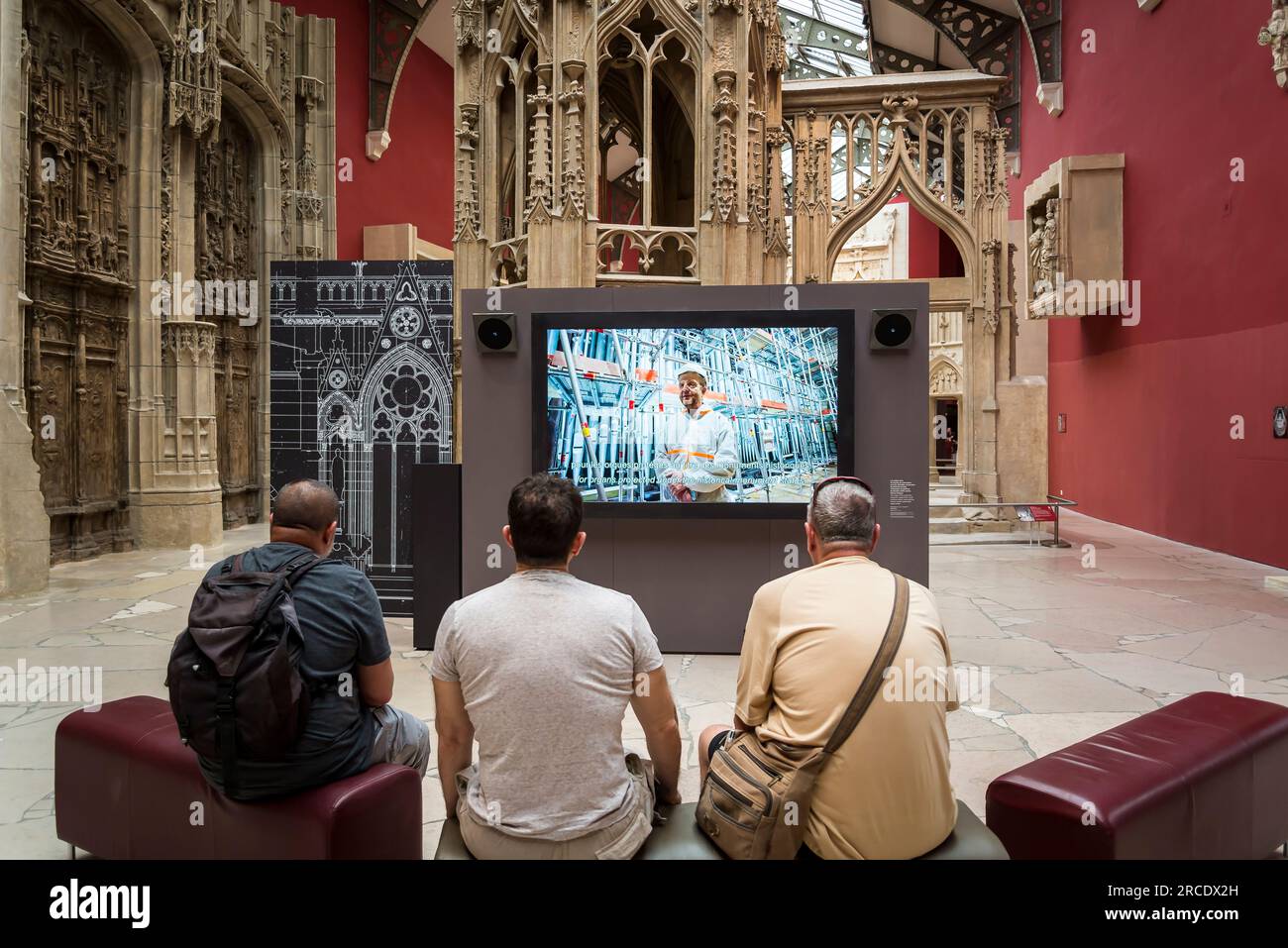 Les gens qui regardent la vidéo éducative, Architecture et sculpture médiévales, la Cité de l'architecture et du patrimoine (Architecture et Patrimoine C Banque D'Images