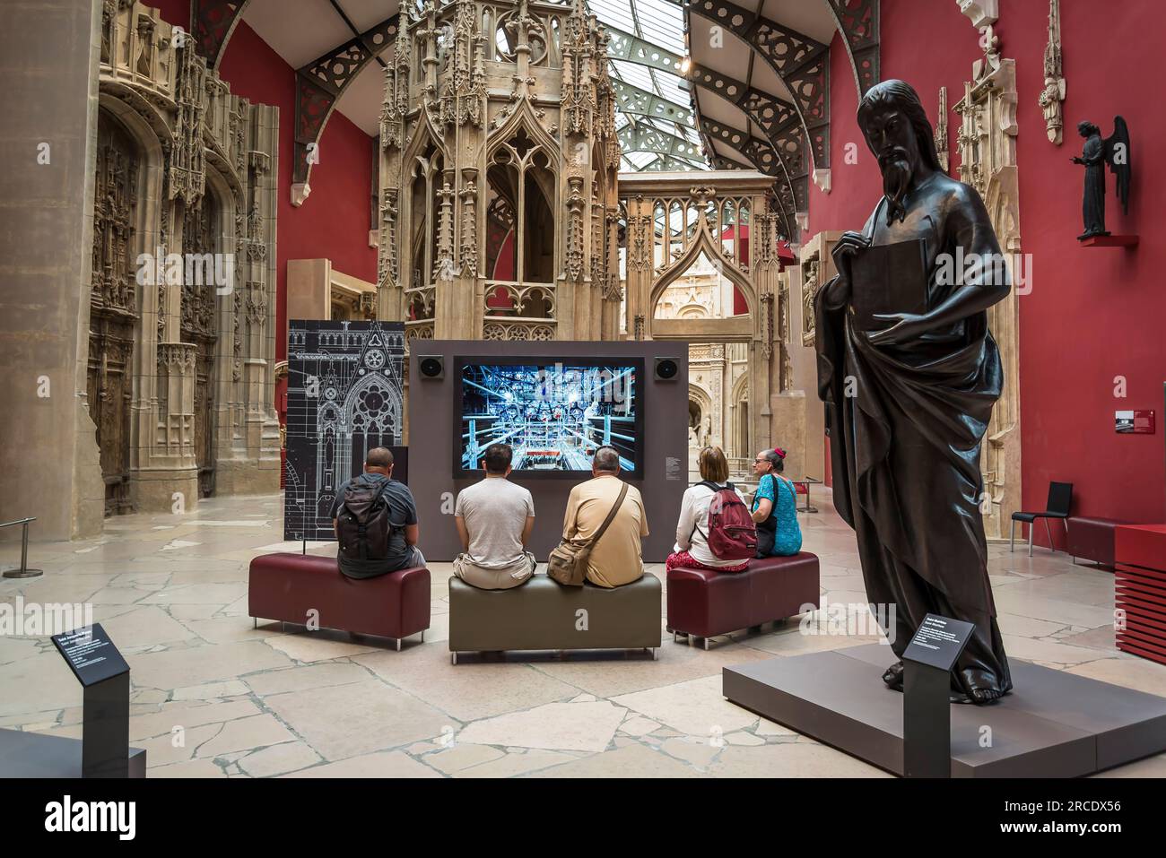 Les gens qui regardent la vidéo éducative, Architecture et sculpture médiévales, la Cité de l'architecture et du patrimoine (Architecture et Patrimoine C Banque D'Images