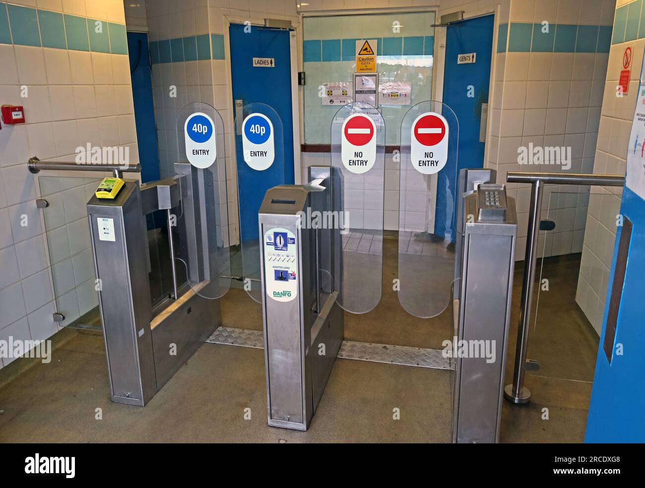 Taxe sur la vessie - 40p supplément toilettes, payer à l'entrée, 4 Station Square, Whitby, North Yorkshire, ANGLETERRE, ROYAUME-UNI, YO21 1DX Banque D'Images