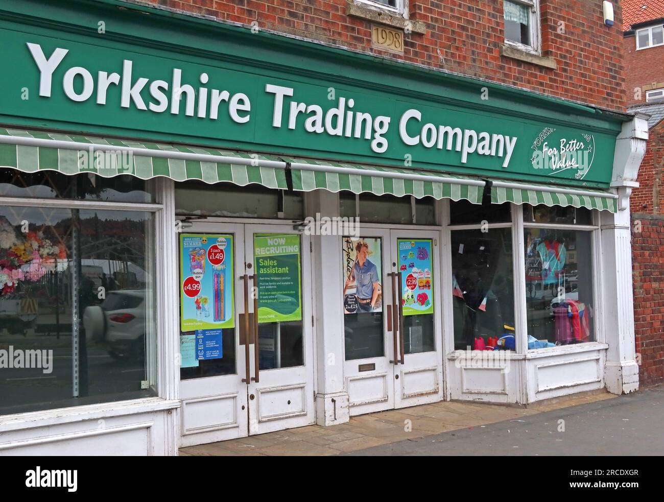 Yorkshire Trading Company, pour une meilleure valeur, 22 Baxtergate, Whitby, North Yorkshire, Angleterre, ROYAUME-UNI, YO21 1BW Banque D'Images